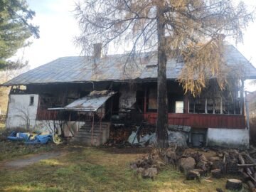 Fosta clădire a Primăriei Solca, incendiată de o mână criminală