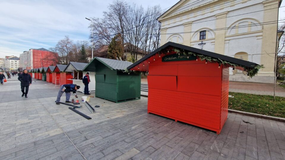 Ultimele pregătiri pentru deschiderea Târgului de Crăciun din centrul Sucevei