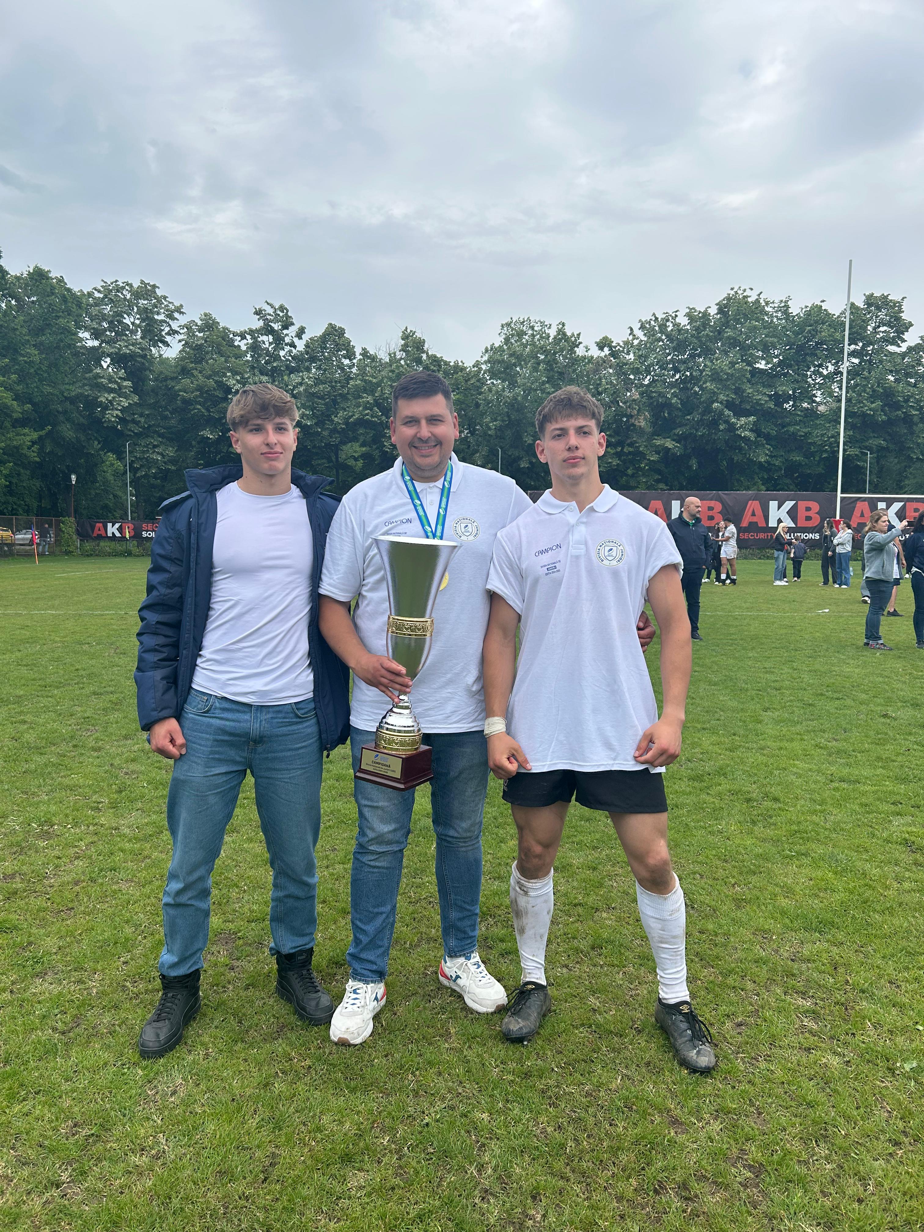 Doi frați din Putna, olimpici naționali și cu rezultate foarte bune la rugby, unde impresionează prin viteză și fizic