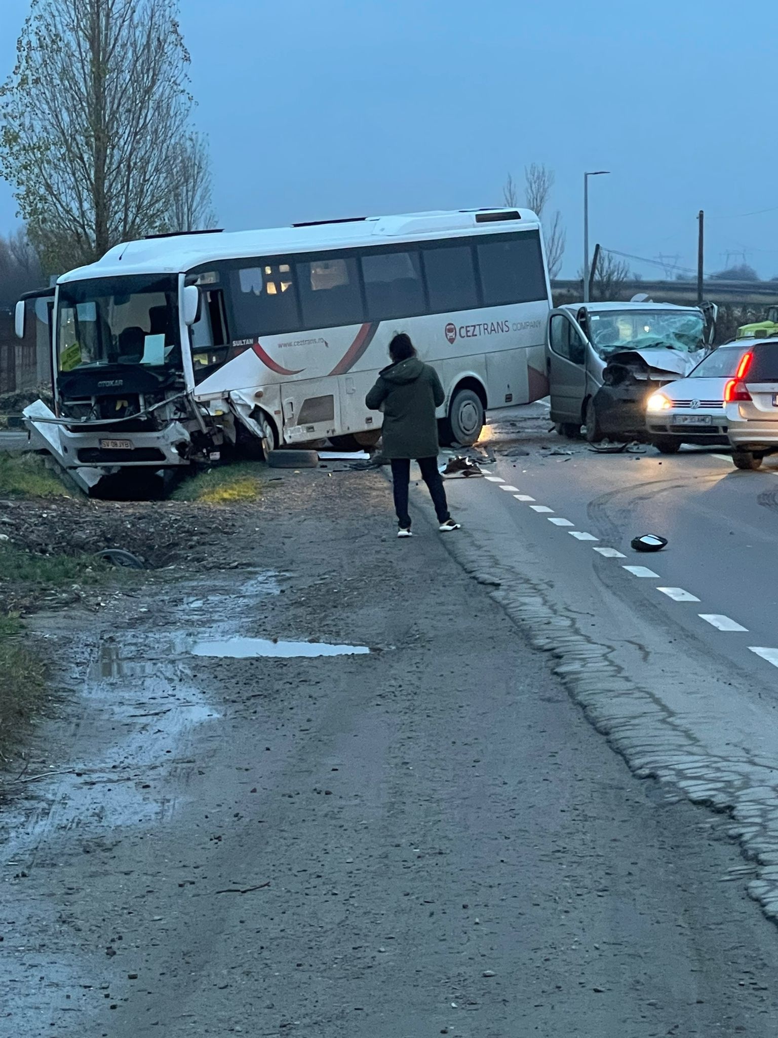 Coliziune între un autocar și două autoutilitare