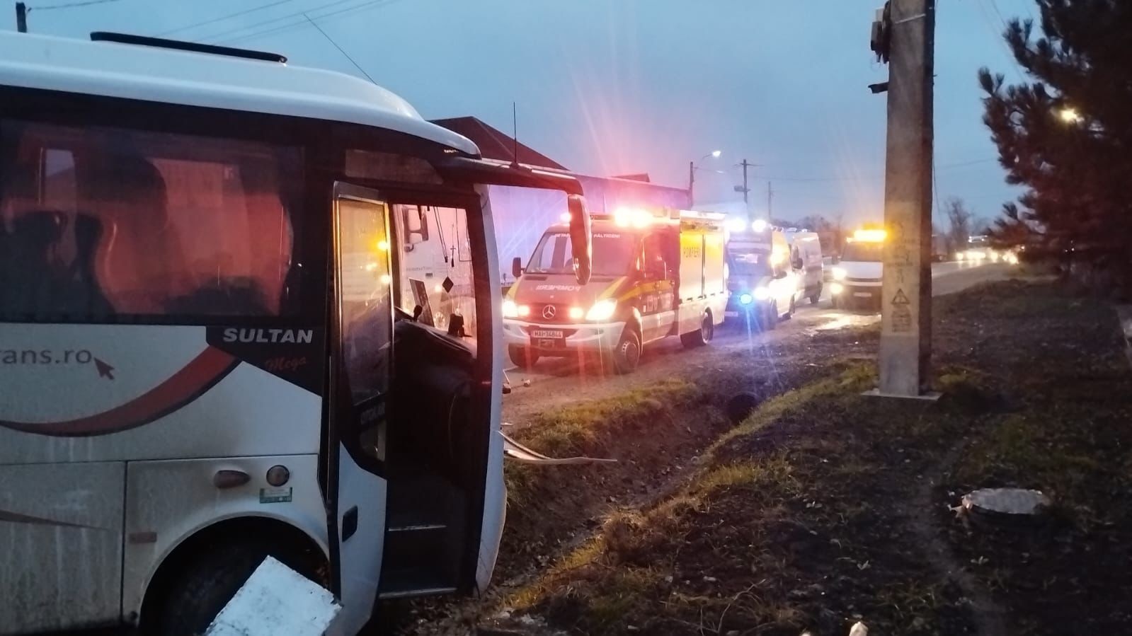 Coliziune între un autocar și două autoutilitare