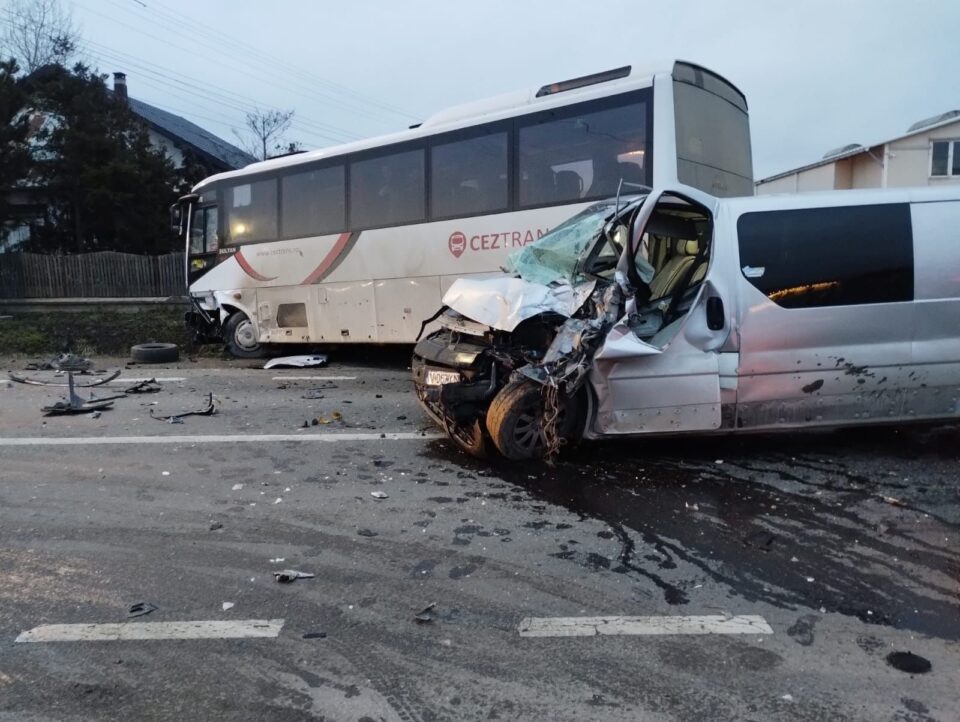 Coliziune între un autocar și două autoutilitare