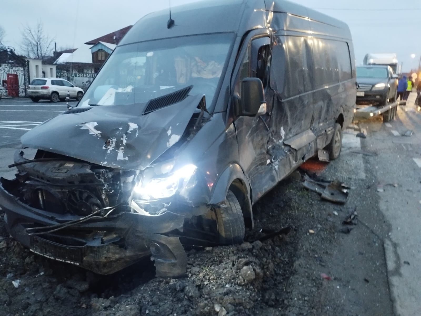 Coliziune între un autocar și două autoutilitare