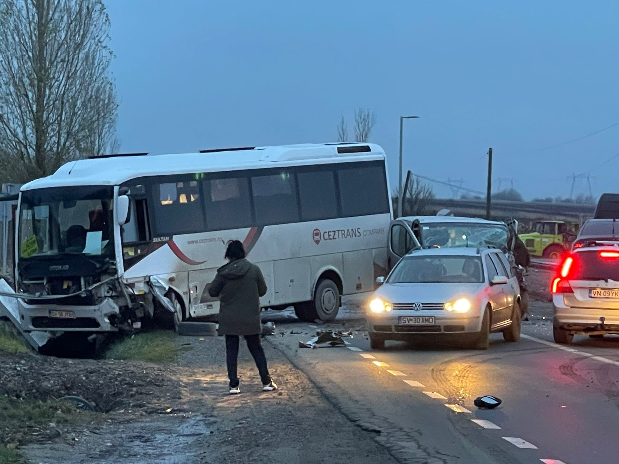 Coliziune între un autocar și două autoutilitare