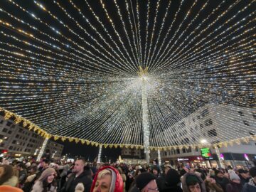 100.000 de luminițe aprinse în bradul din centrul Sucevei, de Ziua Bucovinei