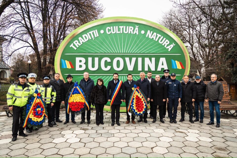 Ziua Bucovinei a fost sărbătorită la Rădăuți cu o ceremonie la ansamblul statuar al Flondorilor. Mesajul lui Bogdan Loghin: „Trebuie să fim un exemplu pentru copiii și elevii din municipiul nostru” Ziua Bucovinei a fost sărbătorită la Rădăuți cu o ceremonie la ansamblul statuar al Flondorilor. Mesajul lui Bogdan Loghin: „Trebuie să fim un exemplu pentru copiii și elevii din municipiul nostru”