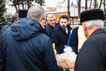 Ziua Bucovinei a fost sărbătorită la Rădăuți cu o ceremonie la ansamblul statuar al Flondorilor. Mesajul lui Bogdan Loghin: „Trebuie să fim un exemplu pentru copiii și elevii din municipiul nostru”