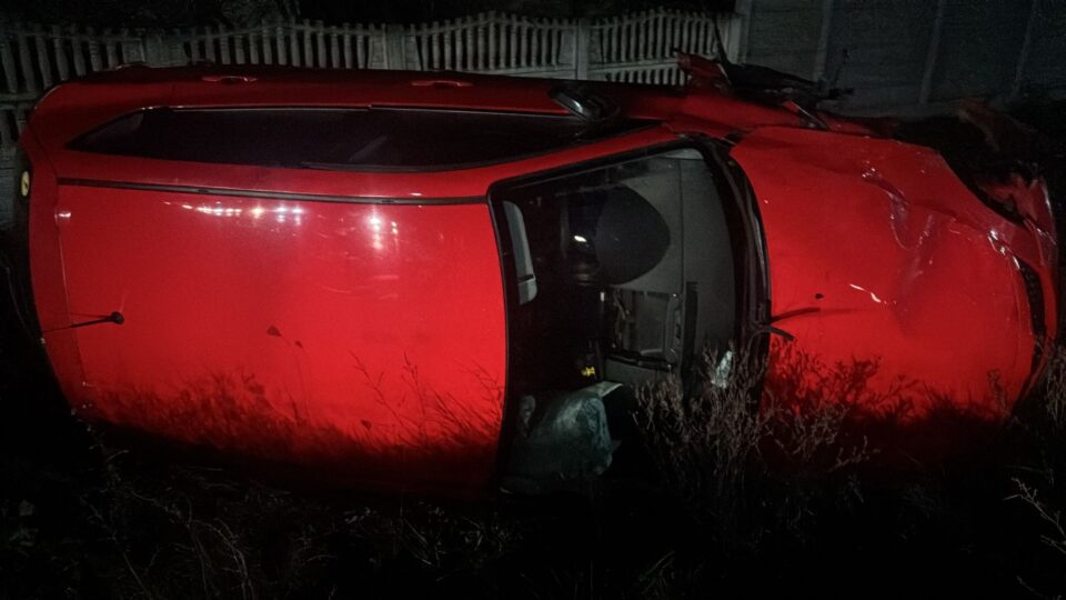 Femeie rănită după ce mașina pe care o conducea a fost lovită de un șofer care nu a acordat prioritate