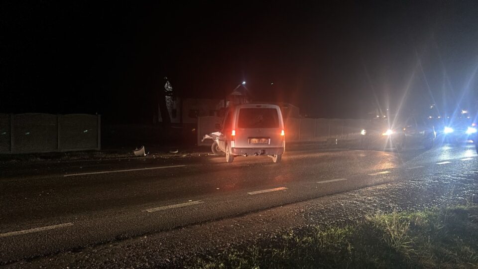 Femeie rănită după ce mașina pe care o conducea a fost lovită de un șofer care nu a acordat prioritate