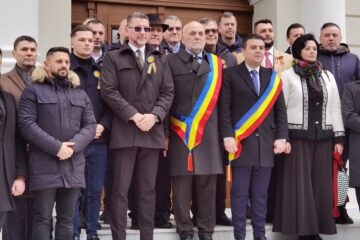 Liderii județului Suceava, pe treptele Palatului Administrativ