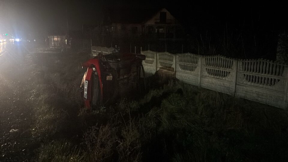 Femeie rănită după ce mașina pe care o conducea a fost lovită de un șofer care nu a acordat prioritate