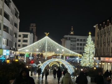 100.000 de luminițe aprinse în bradul din centrul Sucevei, de Ziua Bucovinei