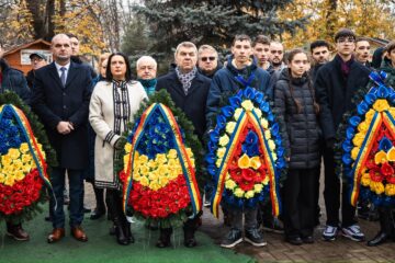 Ziua Bucovinei a fost sărbătorită la Rădăuți cu o ceremonie la ansamblul statuar al Flondorilor. Mesajul lui Bogdan Loghin: „Trebuie să fim un exemplu pentru copiii și elevii din municipiul nostru”