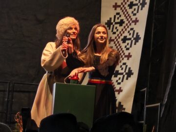 Alessia Pop și Denisa Puițău, participante la concursul „Vocea României” au aprins luminile in bradul din centrul Sucevei