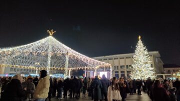 100.000 de luminițe aprinse în bradul din centrul Sucevei, de Ziua Bucovinei