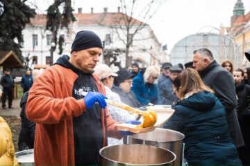 Ziua Bucovinei a fost sărbătorită la Rădăuți cu o ceremonie la ansamblul statuar al Flondorilor. Mesajul lui Bogdan Loghin: „Trebuie să fim un exemplu pentru copiii și elevii din municipiul nostru”