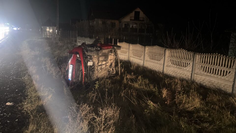 Femeie rănită după ce mașina pe care o conducea a fost lovită de un șofer care nu a acordat prioritate