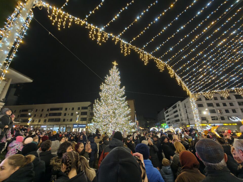 100.000 de luminițe aprinse în bradul din centrul Sucevei, de Ziua Bucovinei 100.000 de luminițe aprinse în bradul din centrul Sucevei, de Ziua Bucovinei