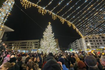 100.000 de luminițe aprinse în bradul din centrul Sucevei, de Ziua Bucovinei