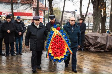 Ziua Bucovinei a fost sărbătorită la Rădăuți cu o ceremonie la ansamblul statuar al Flondorilor. Mesajul lui Bogdan Loghin: „Trebuie să fim un exemplu pentru copiii și elevii din municipiul nostru”