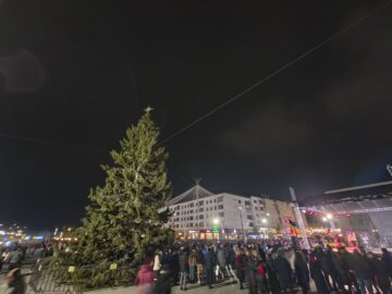 100.000 de luminițe aprinse în bradul din centrul Sucevei, de Ziua Bucovinei