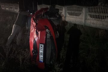 Femeie rănită după ce mașina pe care o conducea a fost lovită de un șofer care nu a acordat prioritate