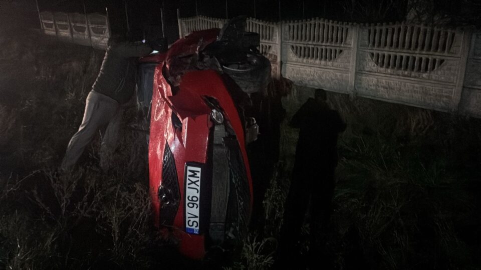 Femeie rănită după ce mașina pe care o conducea a fost lovită de un șofer care nu a acordat prioritate