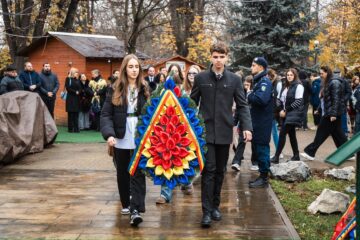 Ziua Bucovinei a fost sărbătorită la Rădăuți cu o ceremonie la ansamblul statuar al Flondorilor. Mesajul lui Bogdan Loghin: „Trebuie să fim un exemplu pentru copiii și elevii din municipiul nostru”
