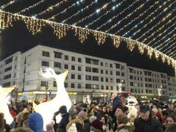 100.000 de luminițe aprinse în bradul din centrul Sucevei, de Ziua Bucovinei
