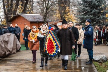 Ziua Bucovinei a fost sărbătorită la Rădăuți cu o ceremonie la ansamblul statuar al Flondorilor. Mesajul lui Bogdan Loghin: „Trebuie să fim un exemplu pentru copiii și elevii din municipiul nostru”