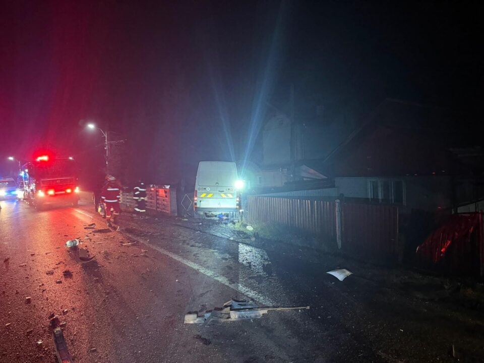 Un bărbat a murit după ce autoturismul în care se afla a fost făcut armonică după ciocnirea cu o autoutilitară