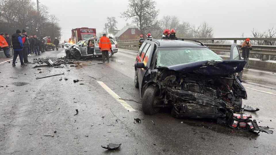Șase persoane, între care trei minori, implicate într-un nou accident pe DN17