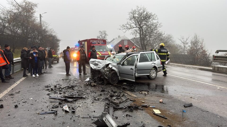 Șase persoane, între care trei minori, implicate într-un nou accident pe DN17