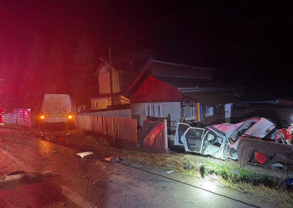 Un bărbat a murit după ce autoturismul în care se afla a fost făcut armonică după ciocnirea cu o autoutilitară