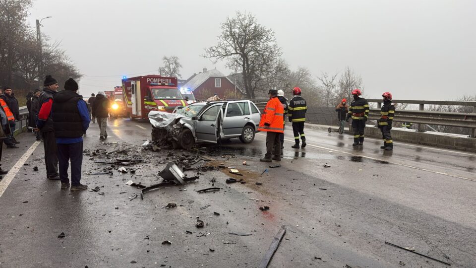 Șase persoane, între care trei minori, implicate într-un nou accident pe DN17