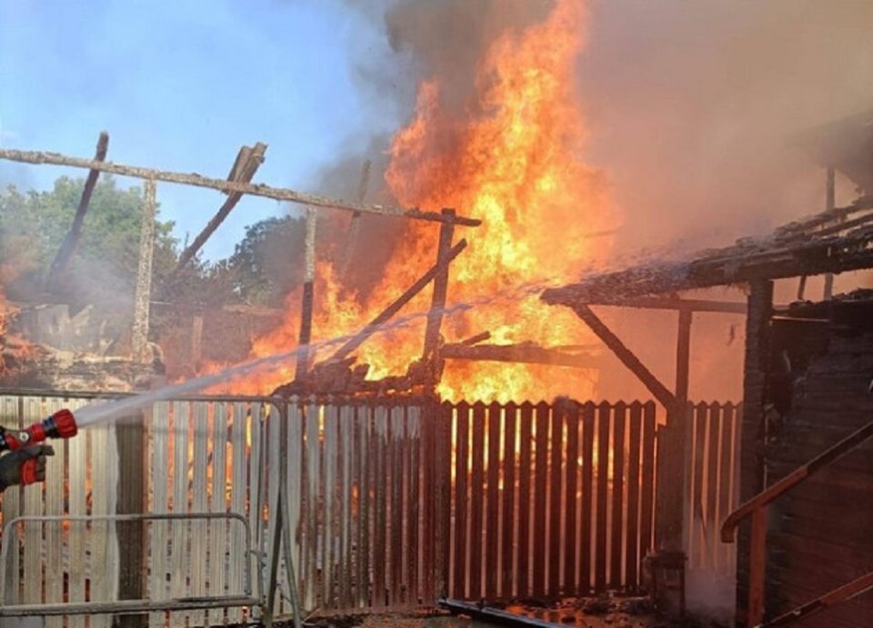 O fermă zootehnică a fost la un pas să fie mistuită de flăcări