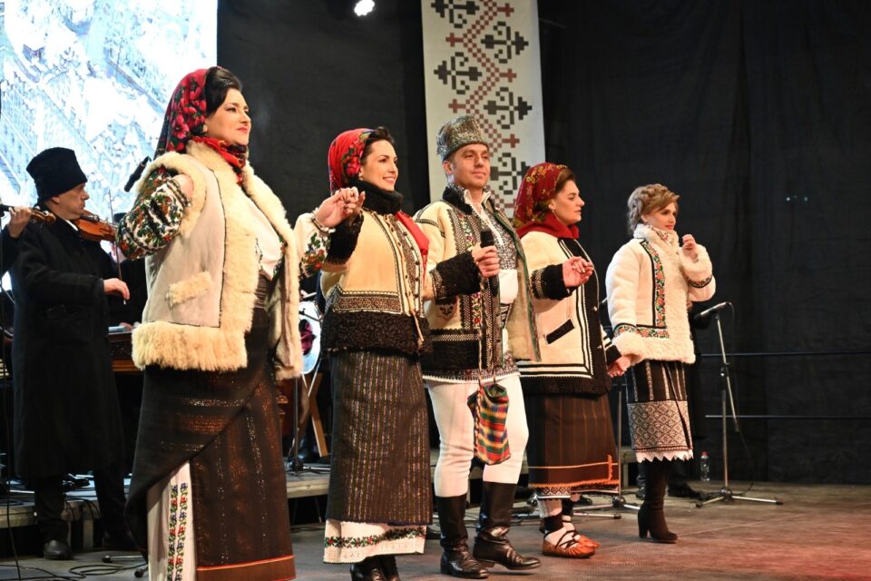 Artiști suceveni au onorat Ziua Bucovinei cu un spectacol folcloric autentic Artiști suceveni au onorat Ziua Bucovinei cu un spectacol folcloric autentic