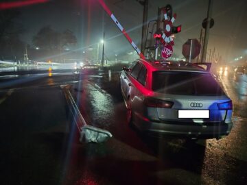 O șoferiță beată criță a intrat cu mașina într-o barieră de cale ferată din orașul Liteni