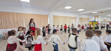 1 Decembrie prin ochi de copil: tradiție, istorie și identitate la Liceul Teoretic „Iorgu Vârnav Liteanu” din Liteni