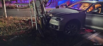 O șoferiță beată criță a intrat cu mașina într-o barieră de cale ferată din orașul Liteni