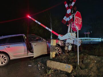 O șoferiță beată criță a intrat cu mașina într-o barieră de cale ferată din orașul Liteni