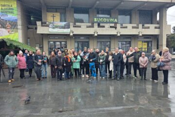 protest în fața Casei de Cultură din Câmpulung Moldovenesc