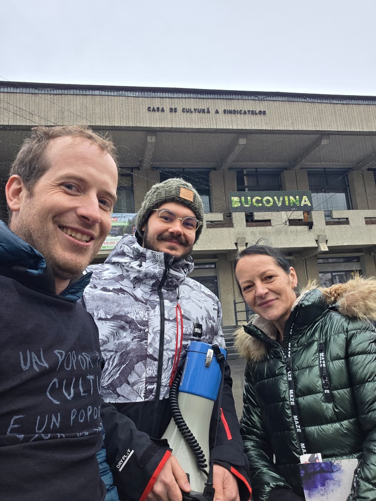 „Cultura nu e de închiriat!” – protest în fața Casei de Cultură din Câmpulung Moldovenesc