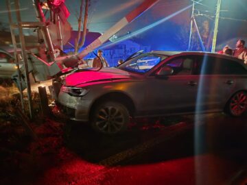 O șoferiță beată criță a intrat cu mașina într-o barieră de cale ferată din orașul Liteni