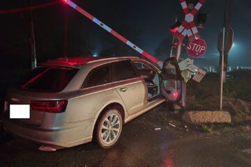 O șoferiță beată criță a intrat cu mașina într-o barieră de cale ferată din orașul Liteni