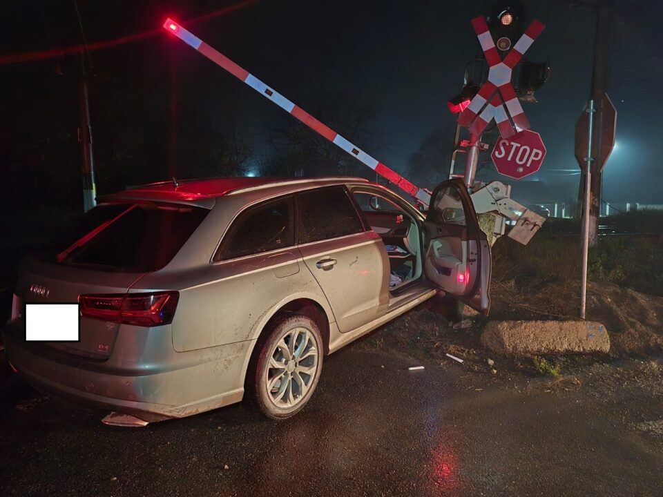 O șoferiță beată criță a intrat cu mașina într-o barieră de cale ferată din orașul Liteni O șoferiță beată criță a intrat cu mașina într-o barieră de cale ferată din orașul Liteni