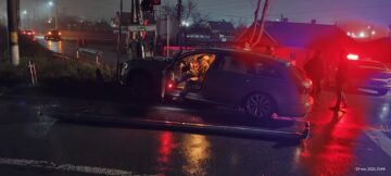 O șoferiță beată criță a intrat cu mașina într-o barieră de cale ferată din orașul Liteni