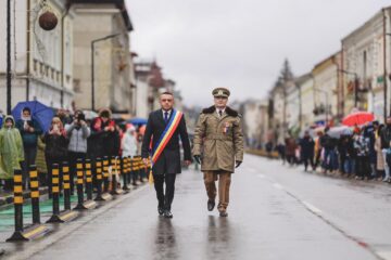 Locuitorii din Vatra Dornei au participat în număr mare la parada militară de Ziua Națională și au format o imensă horă a unirii