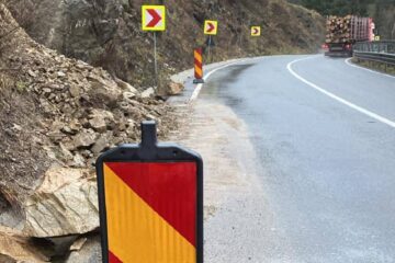 Avertisment: Căderi de pietre la Iacobeni și Cârlibaba, pe DN18 Avertisment: Căderi de pietre la Iacobeni și Cârlibaba, pe DN18