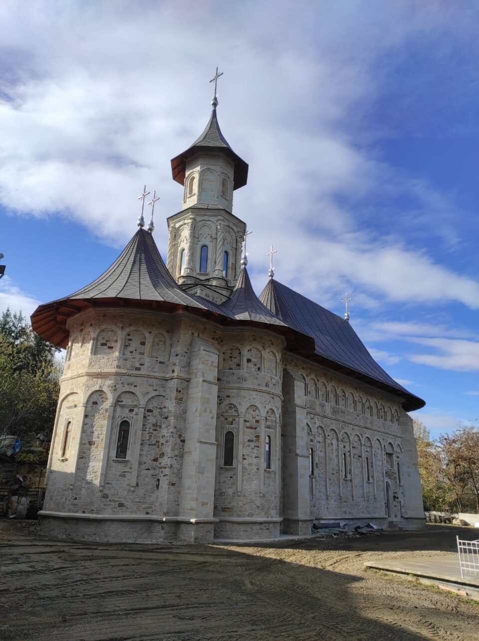 Părintele Dimitrie Mihoc, „ziditor de biserici și chip al iubirii aproapelui”, a plecat la Ceruri